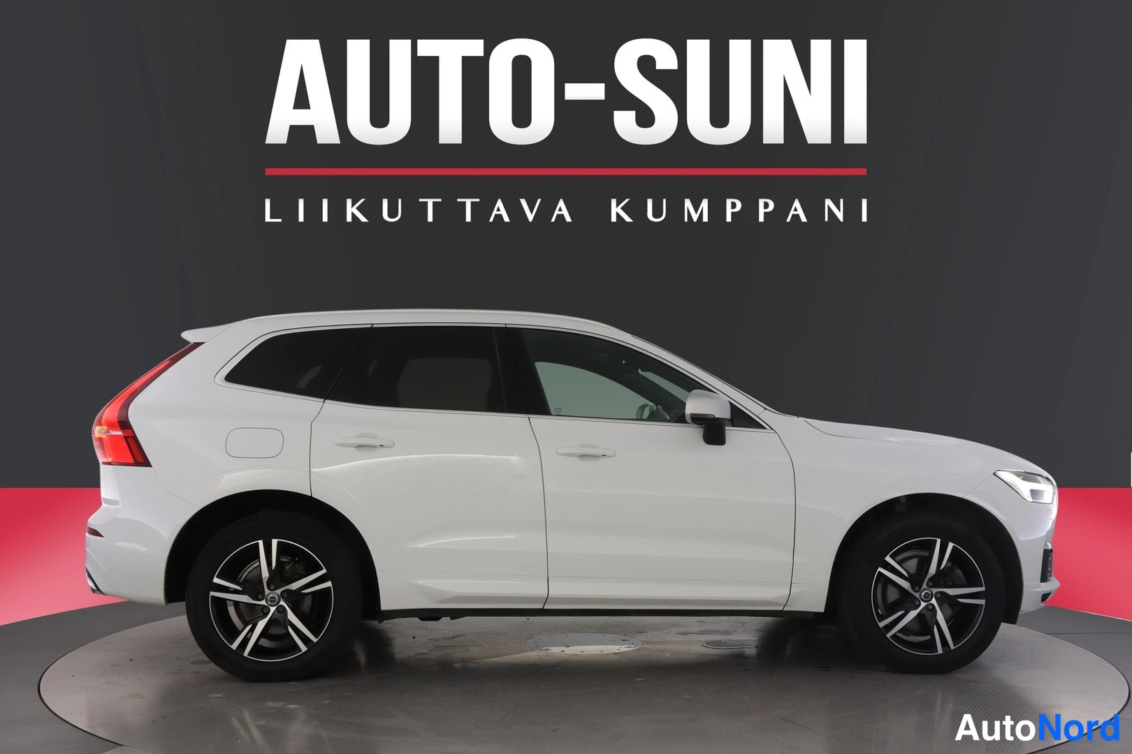 Sivulta: Sivunäkymä valkoisesta Volvo XC60 -maasturista, myyjä Auto-Suni.