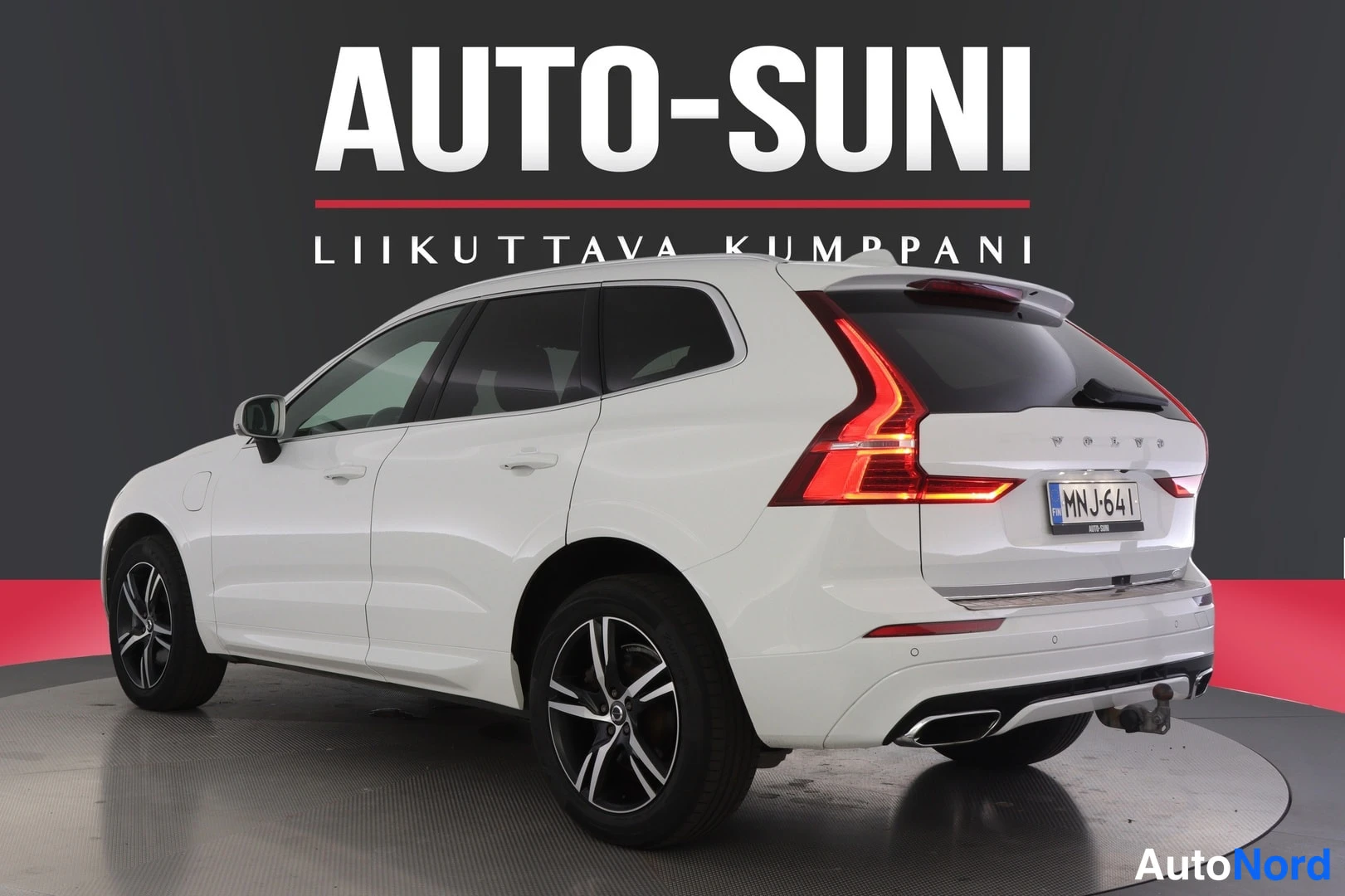 Takaviisto: Takakulmanäkyvyys valkoisesta Volvo XC60 -maasturista oikealta, rekisteritunnus, perävaunukoukku näkyvissä.