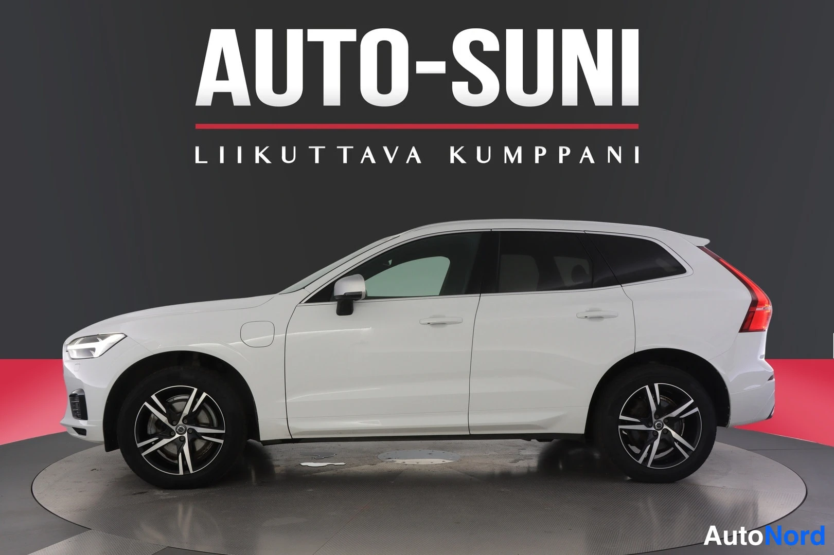 Takaviisto: Valkoinen Volvo XC60 -farmari sivusta takaviistolta, koko kylki ja takaosa näkyvissä.