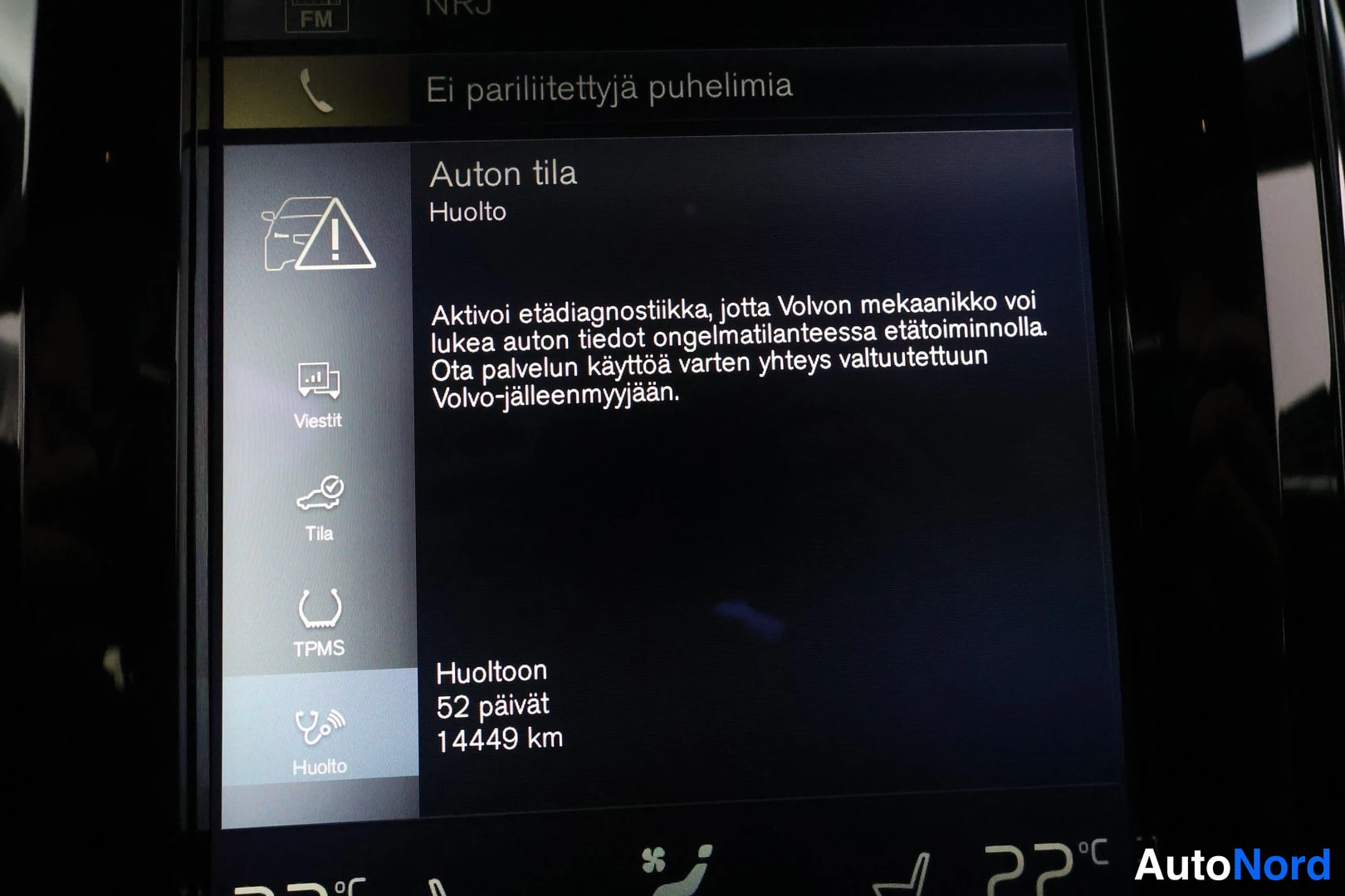 Muu: Infotainment-näyttö jossa Auton tila -sivu huoltovalinta: huoltoon 52 päivää ja 14 449 km.