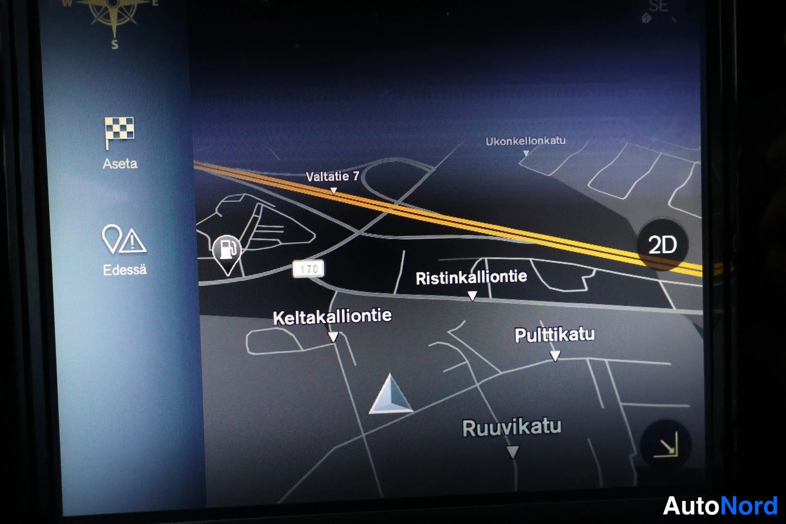 Muu: Auton infotainment-näytön karttanäkymä, jossa näkyvät tiet kuten Valtatie 7, Keltakalliontie ja Ristinkalliontie; vasemmassa reunassa valikot Aseta ja Edessä.