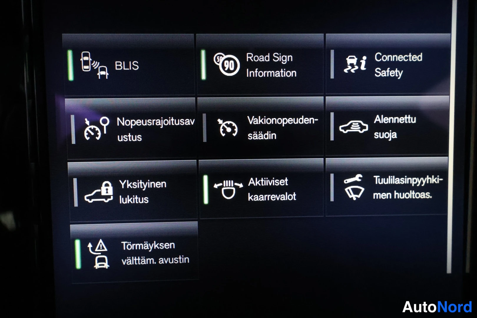 Muu: Auton näytön toimintovalikko, jossa kuvakkeet BLIS, Road Sign Information, Connected Safety, Nopeusrajoitusavustus, Vakionopeudensäädin, Alennettu suoja, Yksity