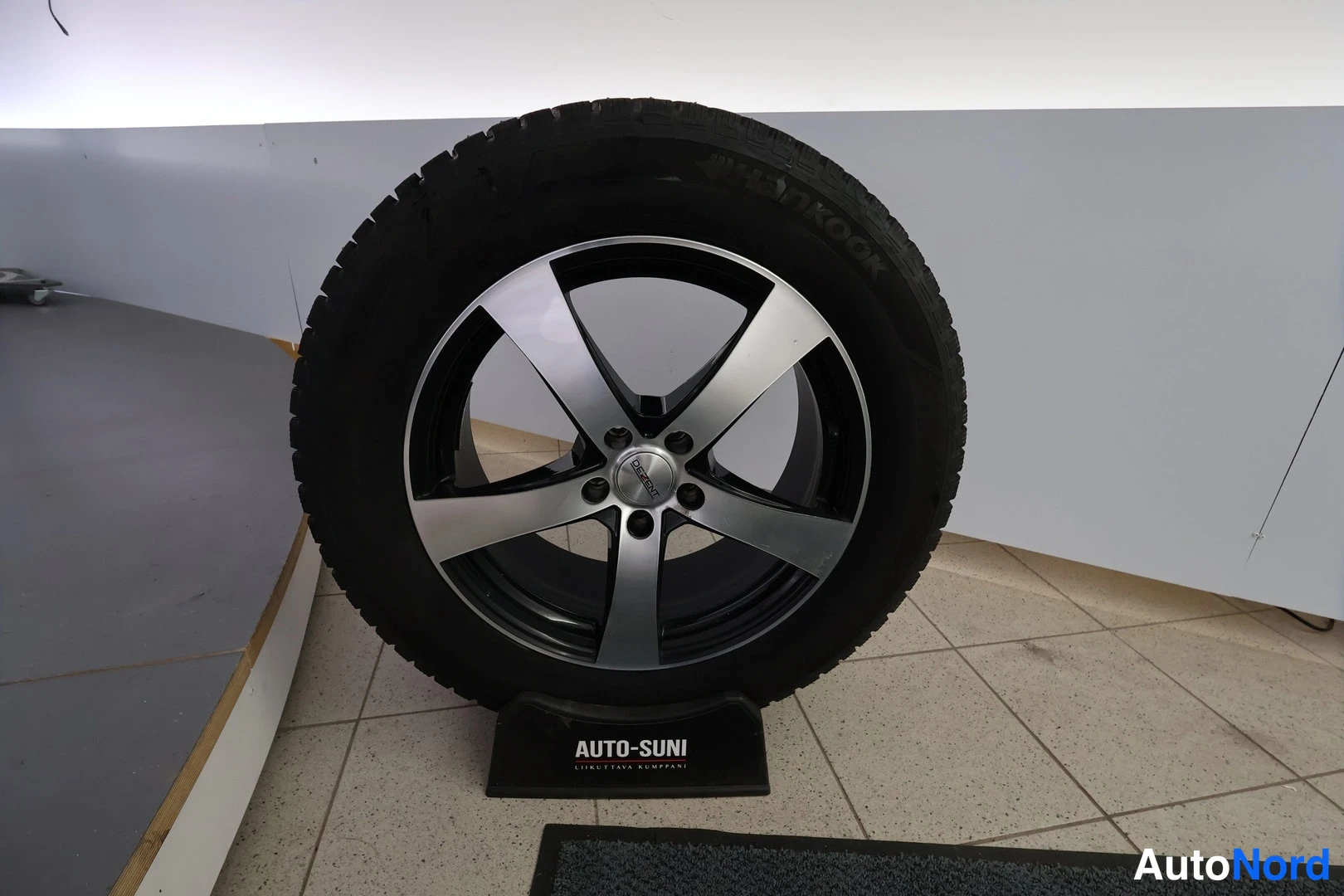 Yksityiskohta: Kevytmetallivanteen ja Hankook-talvirenkaan lähikuva Auto-Suni-näyttelytelineessä.
