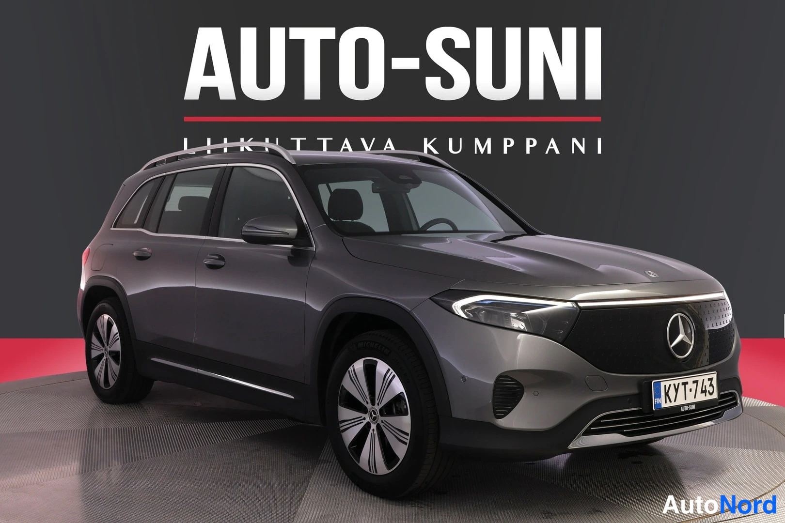 Etuviisto, nokka oikealle: Mercedes-Benz EQB harmaanäköinen farmurikori, etukolmivuo, rekisteri