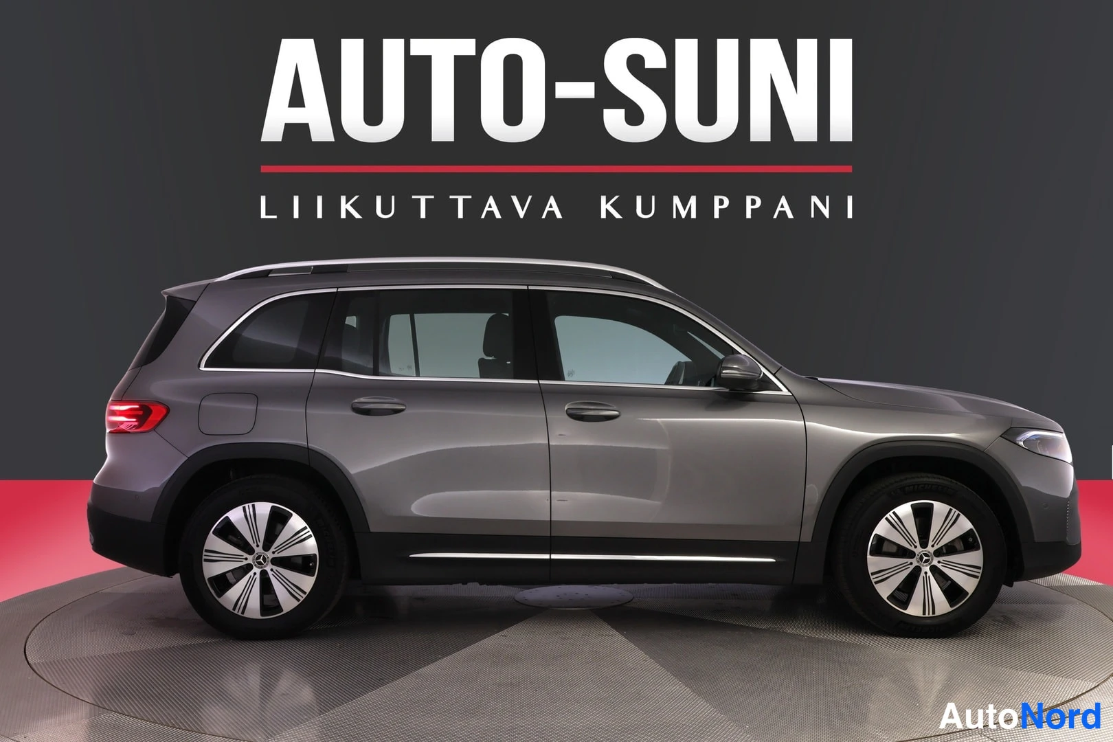Takaviisto: Mercedes-Benz EQB harmaanäköinen farmurikori, takakolmivuo