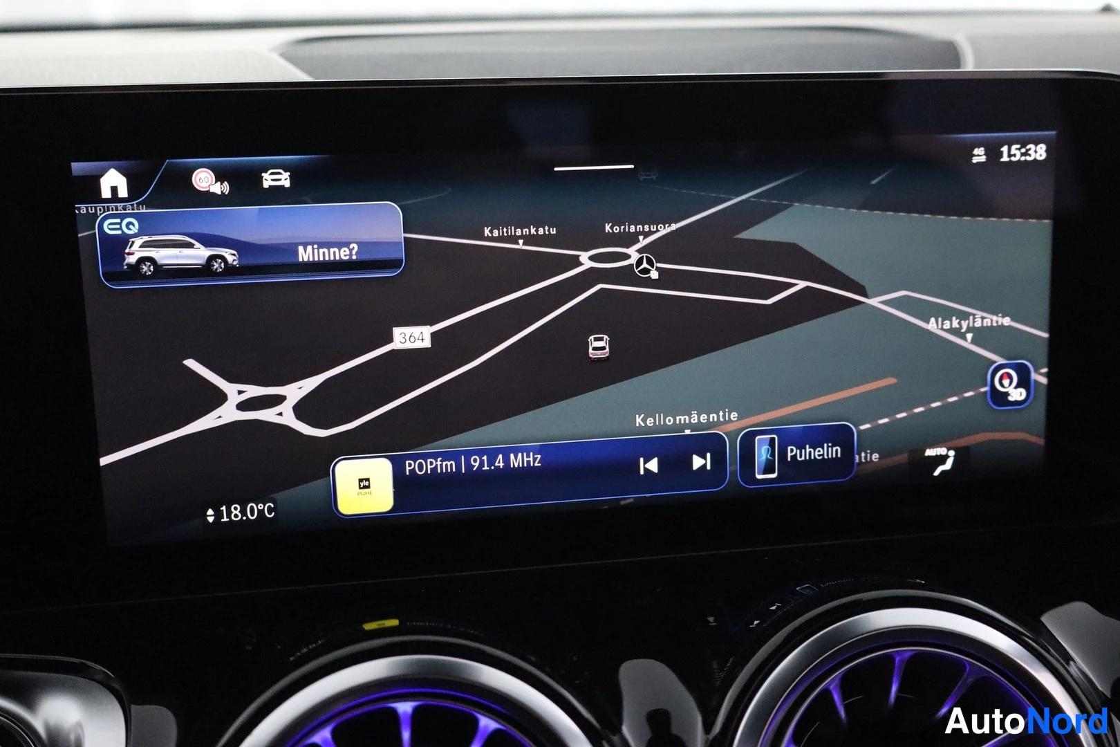 Muu: Mercedes-Benzin MBUX-näyttö näyttää navigointikarttaa, radiokanavaa POPfm 91.4 MHz ja puhelinvalintaa; kello 15:38.