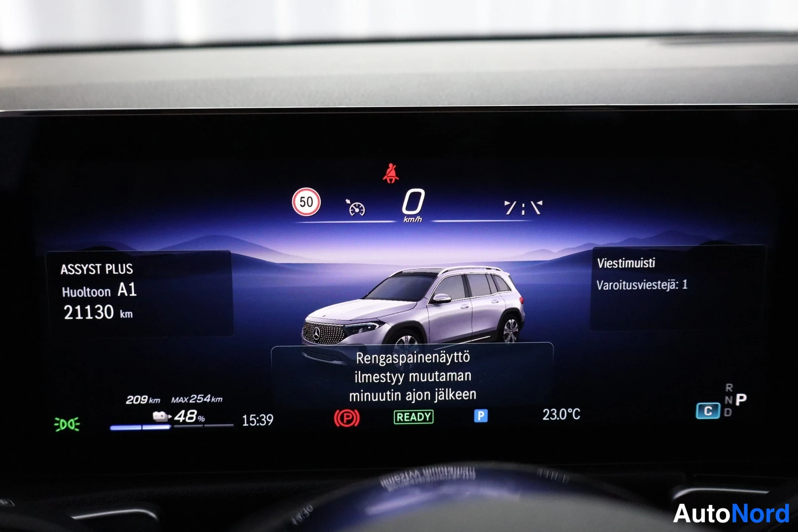 Muu: Digitaalinen kojelauta näyttää huoltoasetukset A1 ja 21130 km:n mittarilukeman, 48 % latauksen, 209 km toimintamatkan sekä READY-tilan.