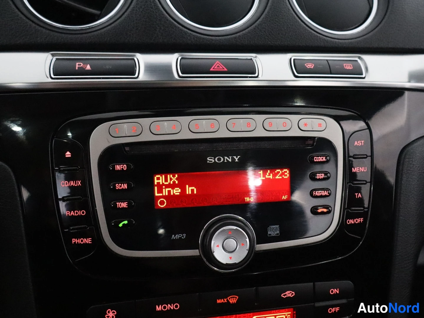 Yksityiskohta: Lähikuva Ford S-MAX 2011 -mallin kojelaudan SONY-radiosta, jonka näytöllä lukee AUX Line In ja kellonaika 14.23.