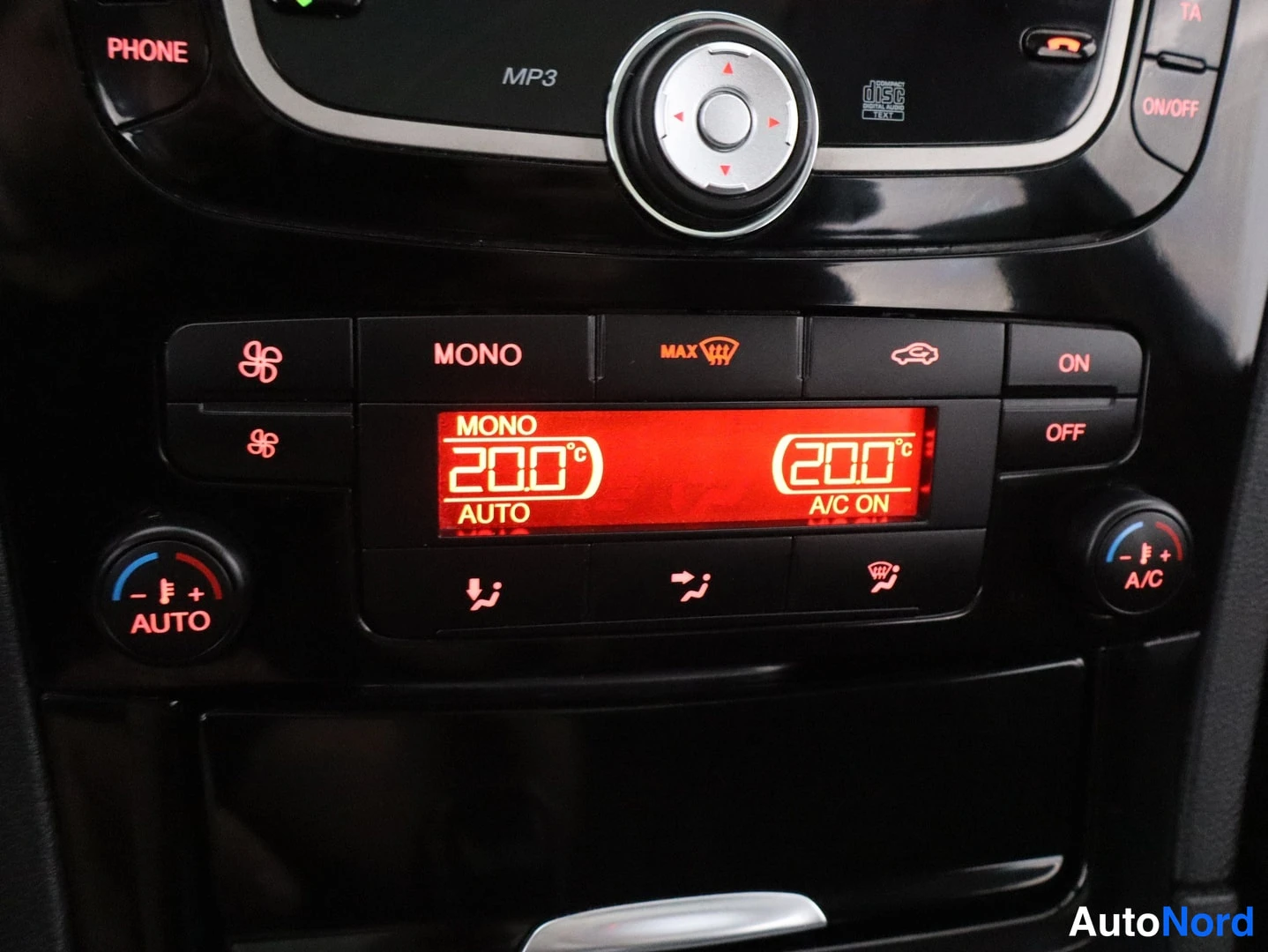 Yksityiskohta: Lähikuva Ford S-MAX 2011 -mallin automaattisesta ilmastointilaitteesta, jossa näkyy kaksivyöhykeasetus 20,0 °C ja A/C ON.