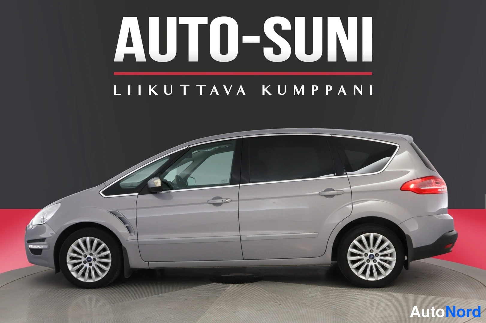 Sivulta: Hopeanharmaan ford S-MAXin sivukuva studiossa Auto-Suni-taustalla.