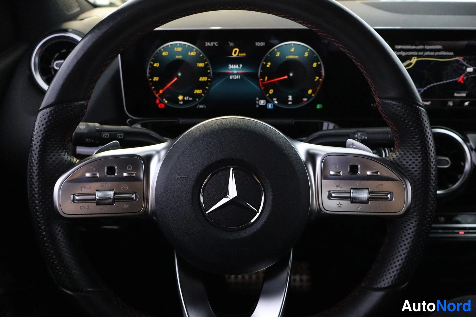 Yksityiskohta: Mercedes-Benzin monitoimiohjaustanko ja digitaalinen mittaristo