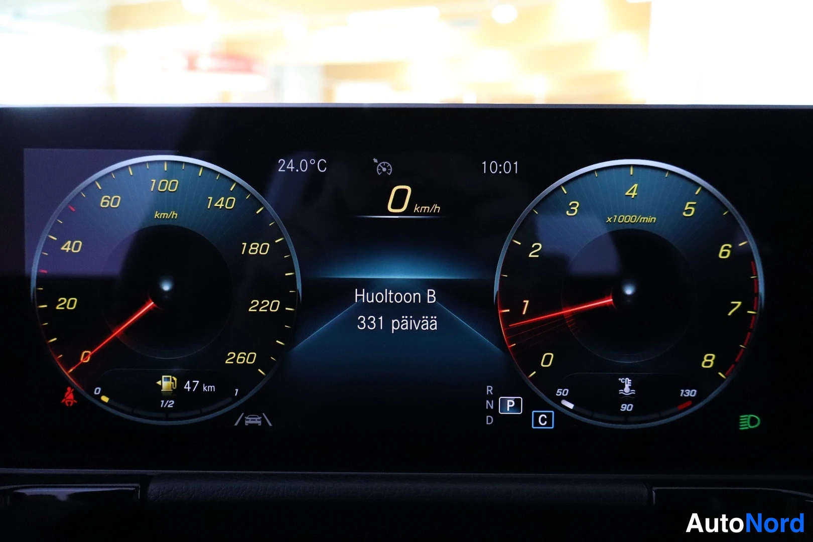 Ohjaamo: Digital instrument cluster displaying two analog-style dials (speedometer and tachometer) with digital data in between: time '10:01', temperature '24.0°C', spee