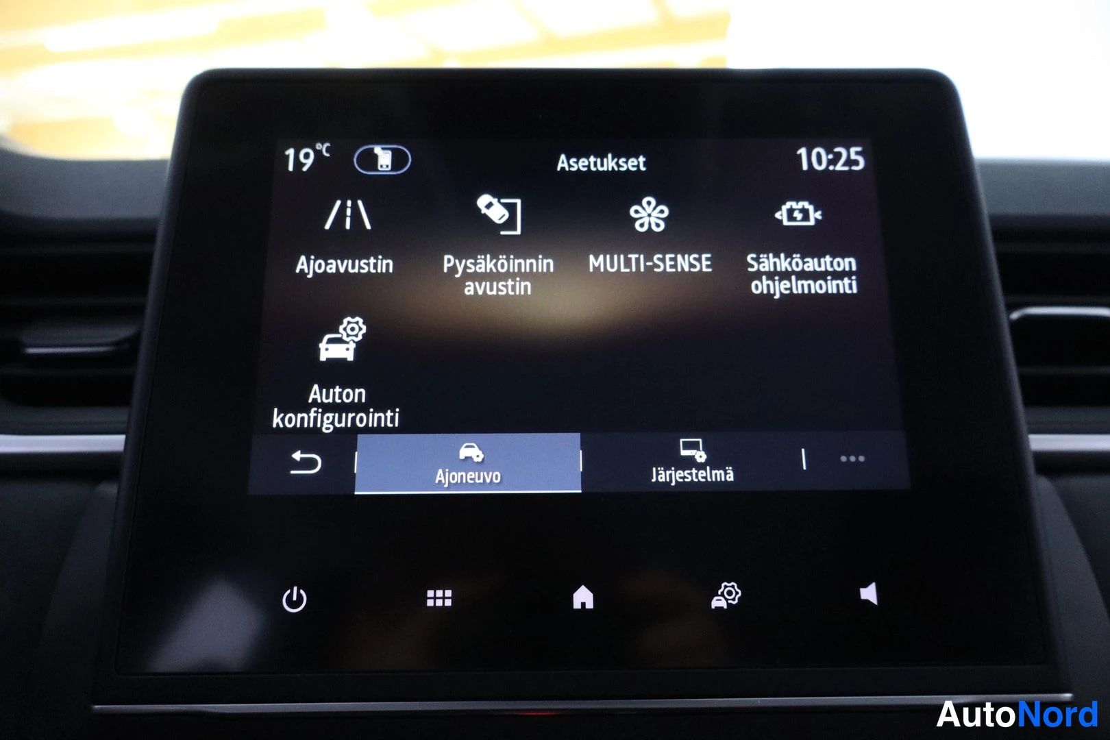 Sivulta: Multimediajärjestelmän Asetukset-näkymä: Ajavustin, Pysäköinnin avustin, MULTI-SENSE, Sähköauton ohjelmointi ja Auton konfigurointi; alavalikko Ajoneuvo valittu