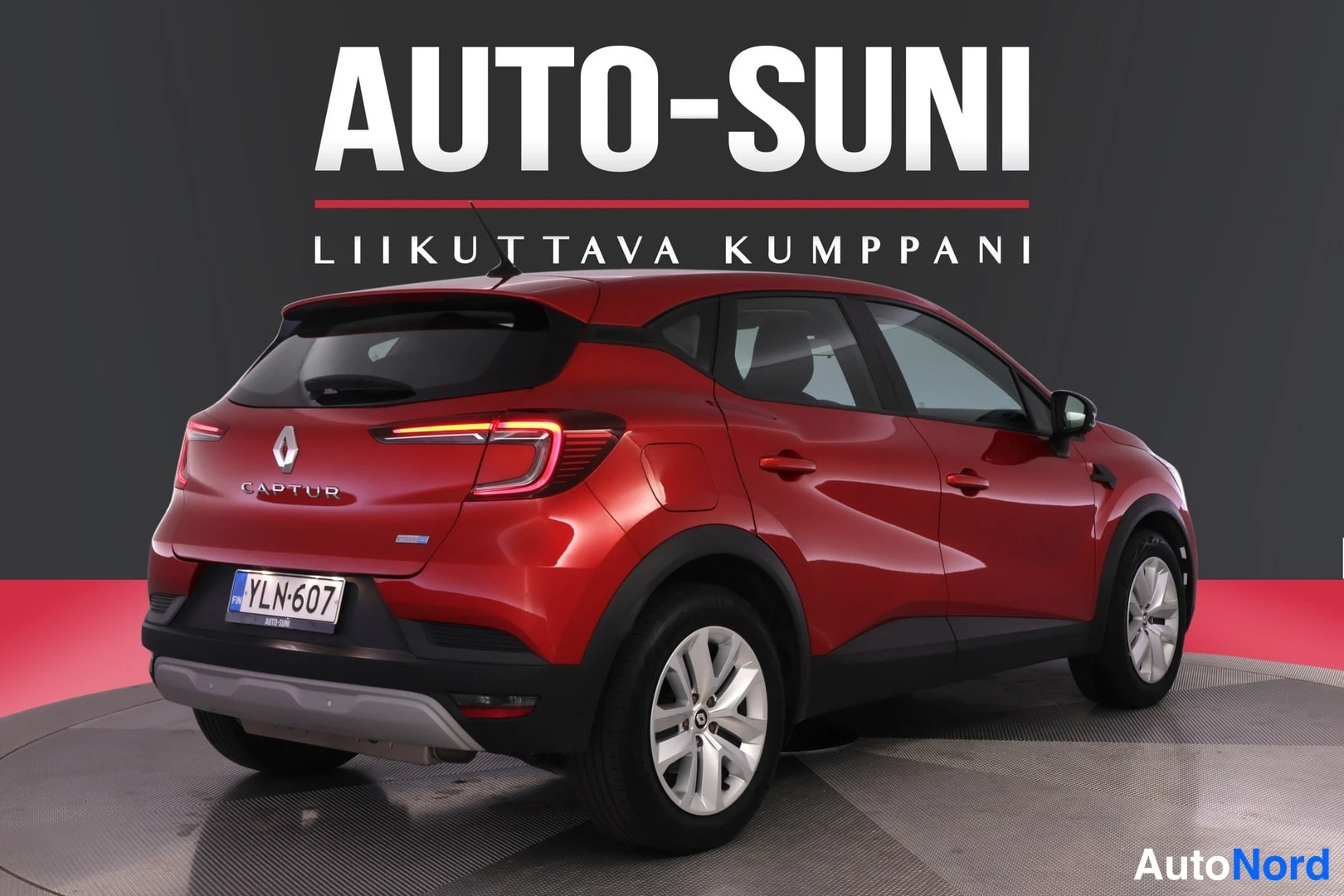 Takaviisto: Punainen Renault Captur takakulmasta, rekisterikilpi ja Captur-merkintä