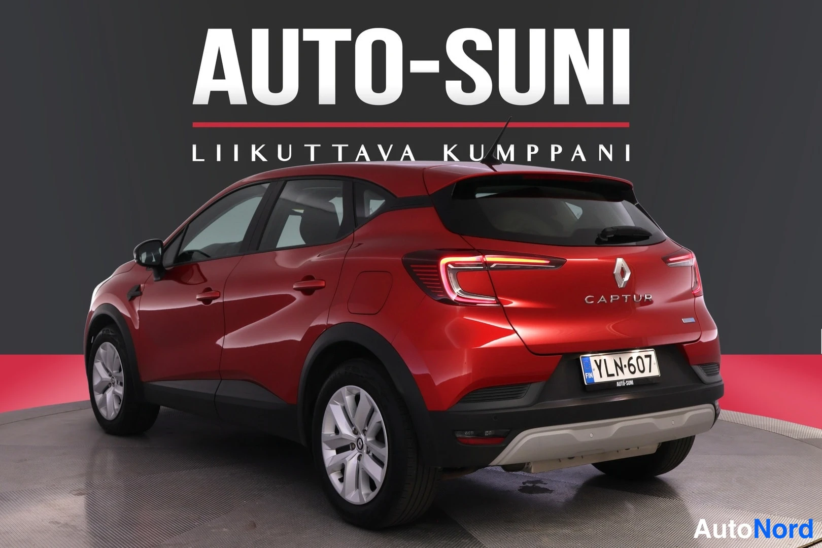 Takaviisto: Punainen Renault Captur takakulmasta vasemmalle, rekisterikilpi