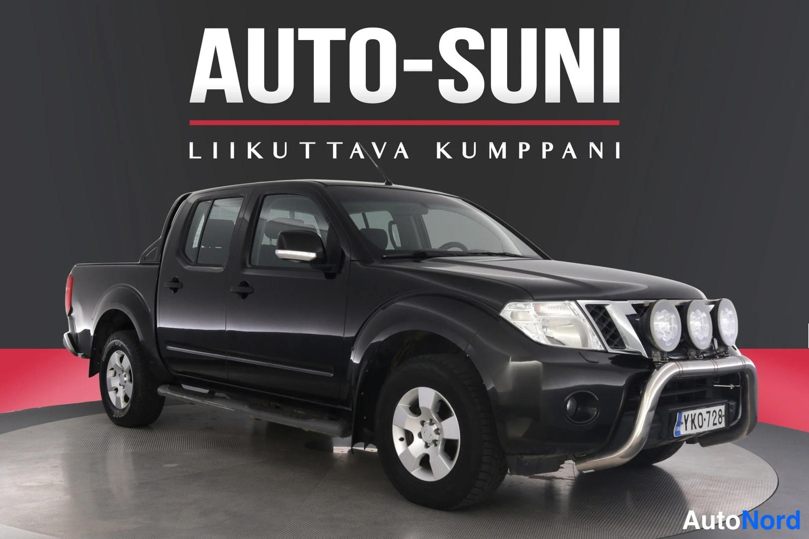 Etuviisto, nokka oikealle: Musta Nissan Navara etuviistosta,_auto, valokuvasto-