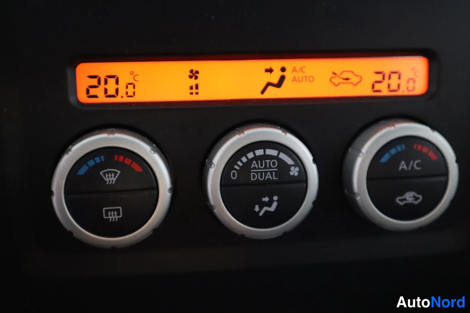Muu: Ilmastointipaneeli kaksivyöhykeisellä automaattisella säädöllä, näytössä 20,0 °C molemmin puolin ja A/C AUTO.