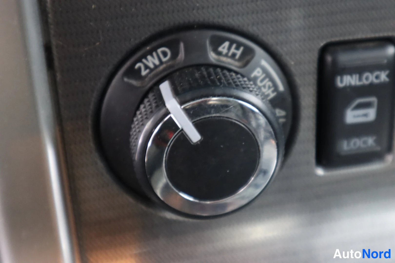 Muu: Nelivetovalitsin asennossa 2WD, vaihtoehdot 4H ja 4LO (PUSH), vieressä UNLOCK/LOCK-nappi.