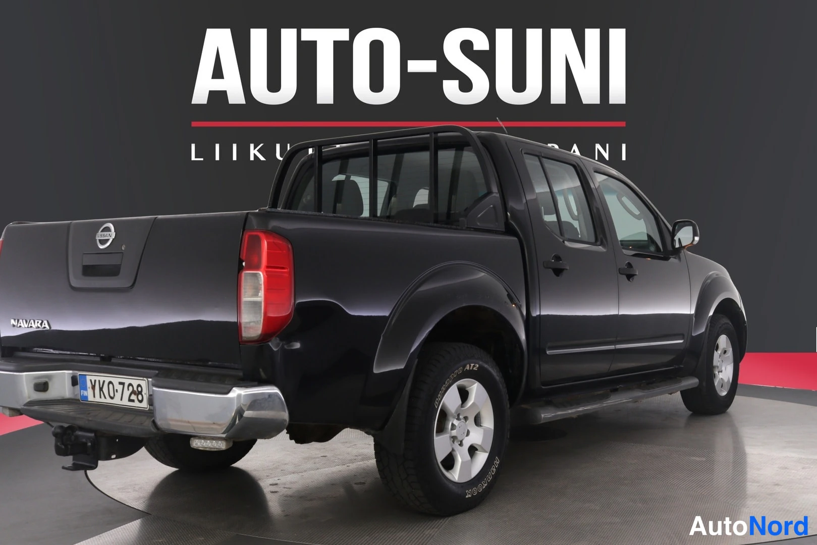 Takaviisto: Musta Nissan Navara takaviistosta