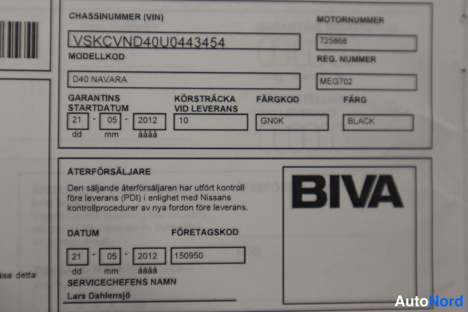 Yksityiskohta: Valokuvassa ajoneuvon perusrekisteri, joka sisältää VIN-koodin, moottorin numeron, mallin, rekisterinumeron, värikoodin ja mustan ominaisuuden, BIVA-palveluleim