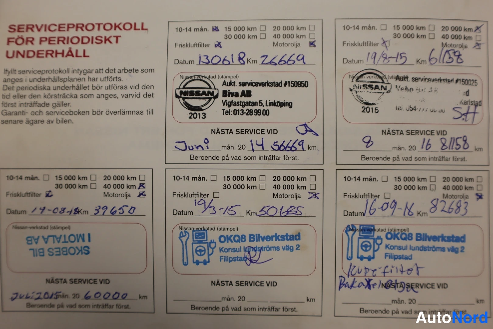 Yksityiskohta: Servicemanualien sivut näyttävät eri päivämäärät, lukumäärät ja yritysten leimat, mukaan lukien Nissan, OKQ8 Bilverkstad ja Skogstorp.