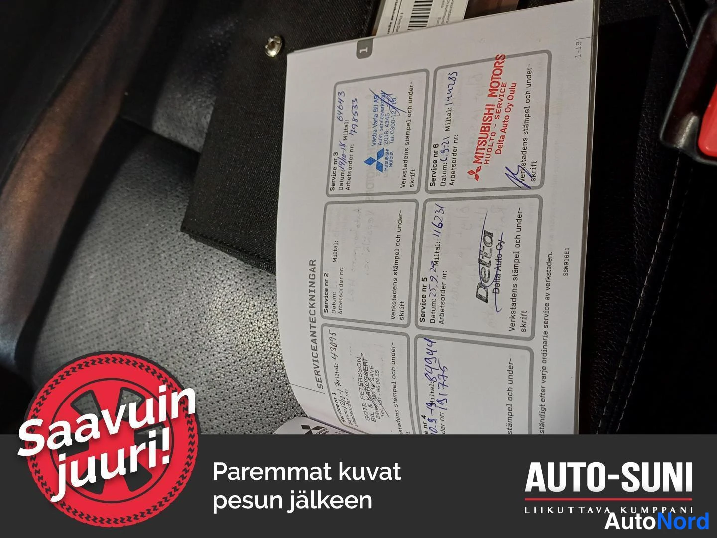 Yksityiskohta: Avattu huolto-ottokirja, jossa on useita Mitsubishi-huololeimoja, muun muassa MITSUBISHI MOTORS HIDO Oulu -leimaa ja käsinkirjoitettuja merkintöjä. Kirja makaa