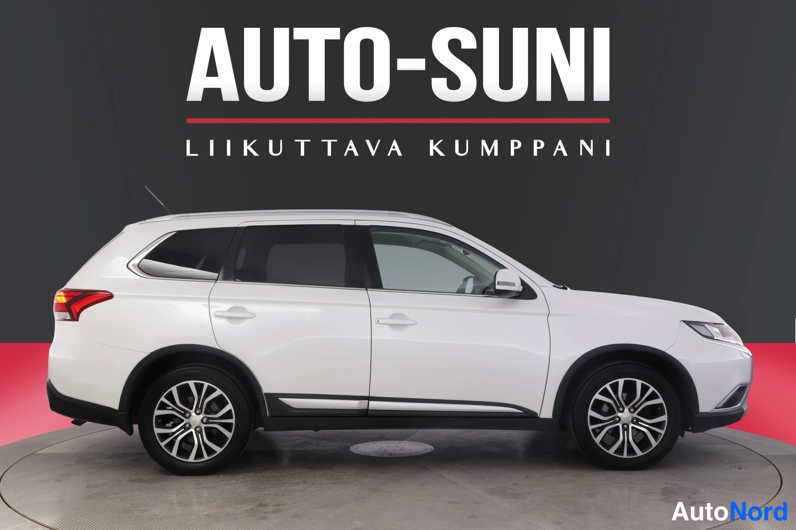 Valkoinen Mitsubishi Outlander 2016, sivulta, kuva 4