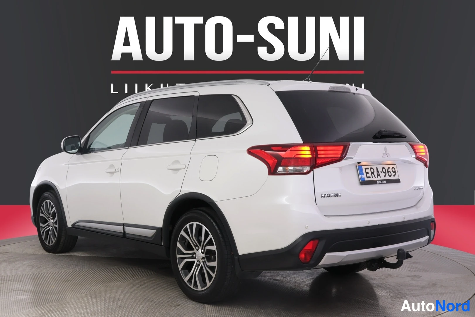 Valkoinen Mitsubishi Outlander 2016, takaviisto, kuva 6