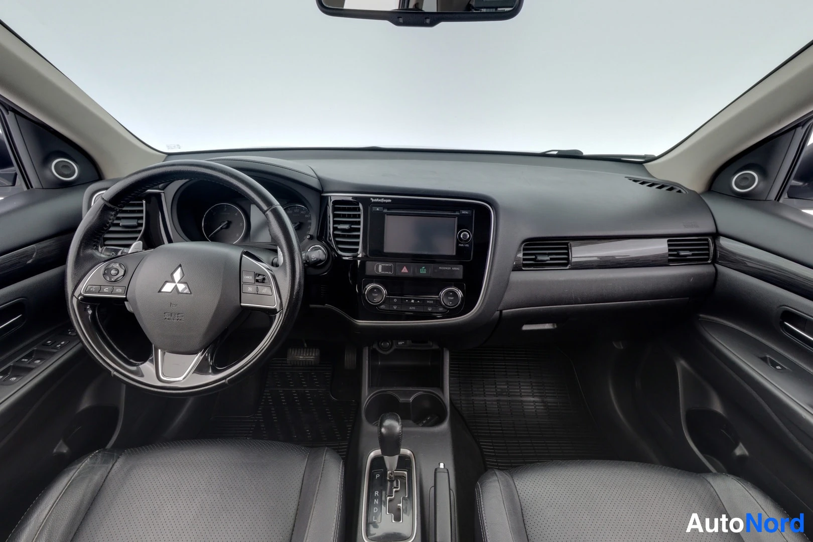 Valkoinen Mitsubishi Outlander 2016, ohjaamo, kuva 7