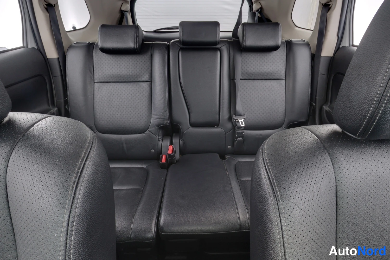 Valkoinen Mitsubishi Outlander 2016, takaistuimet, kuva 10