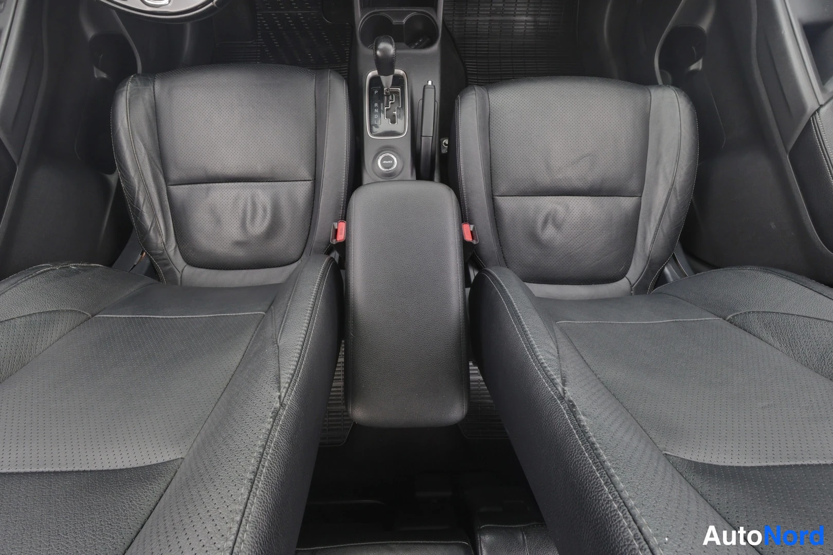 Valkoinen Mitsubishi Outlander 2016, etuistuimet, kuva 9