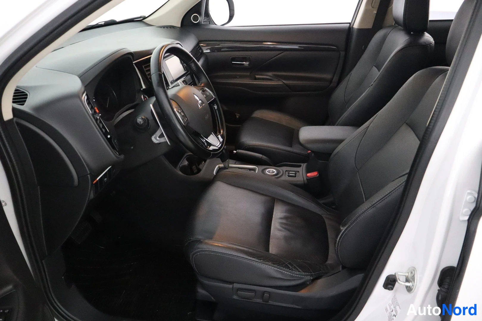 Valkoinen Mitsubishi Outlander 2016, ohjaamo, kuva 8