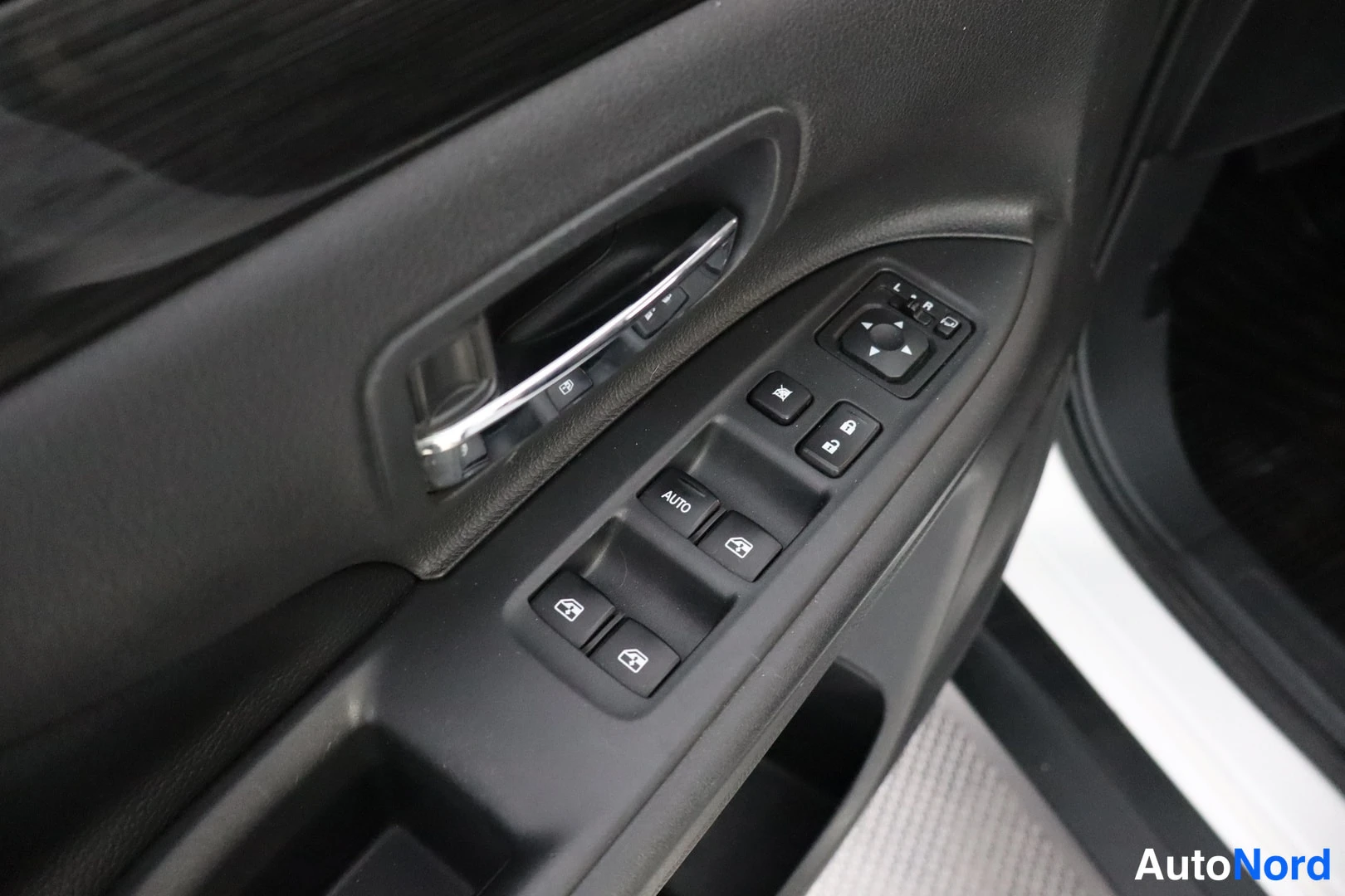 Valkoinen Mitsubishi Outlander 2016, yksityiskohta, kuva 16