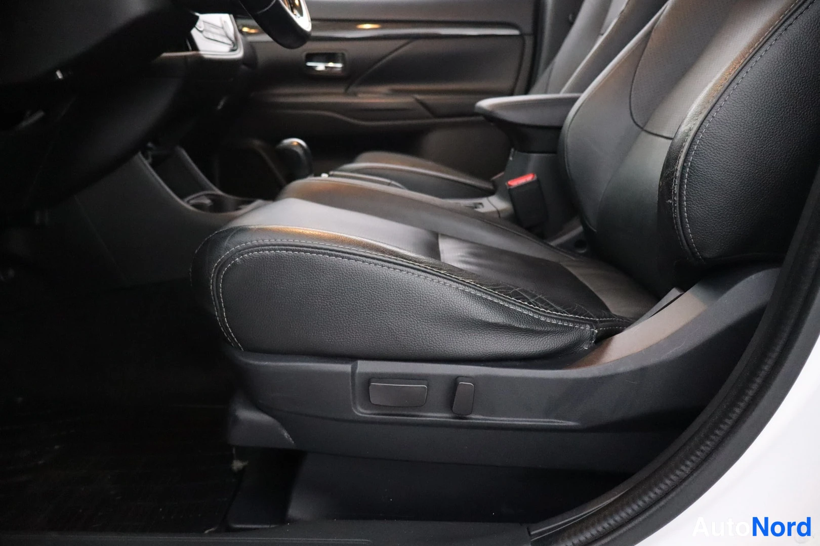 Valkoinen Mitsubishi Outlander 2016, yksityiskohta, kuva 17