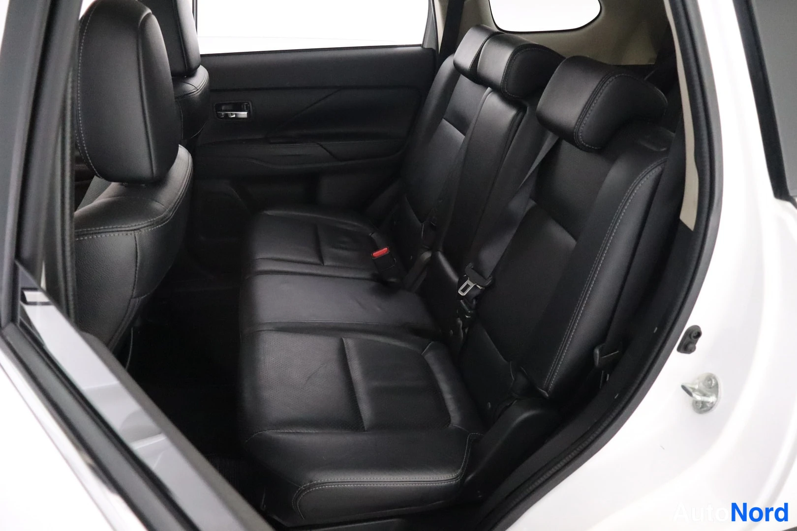 Valkoinen Mitsubishi Outlander 2016, takaistuimet, kuva 11