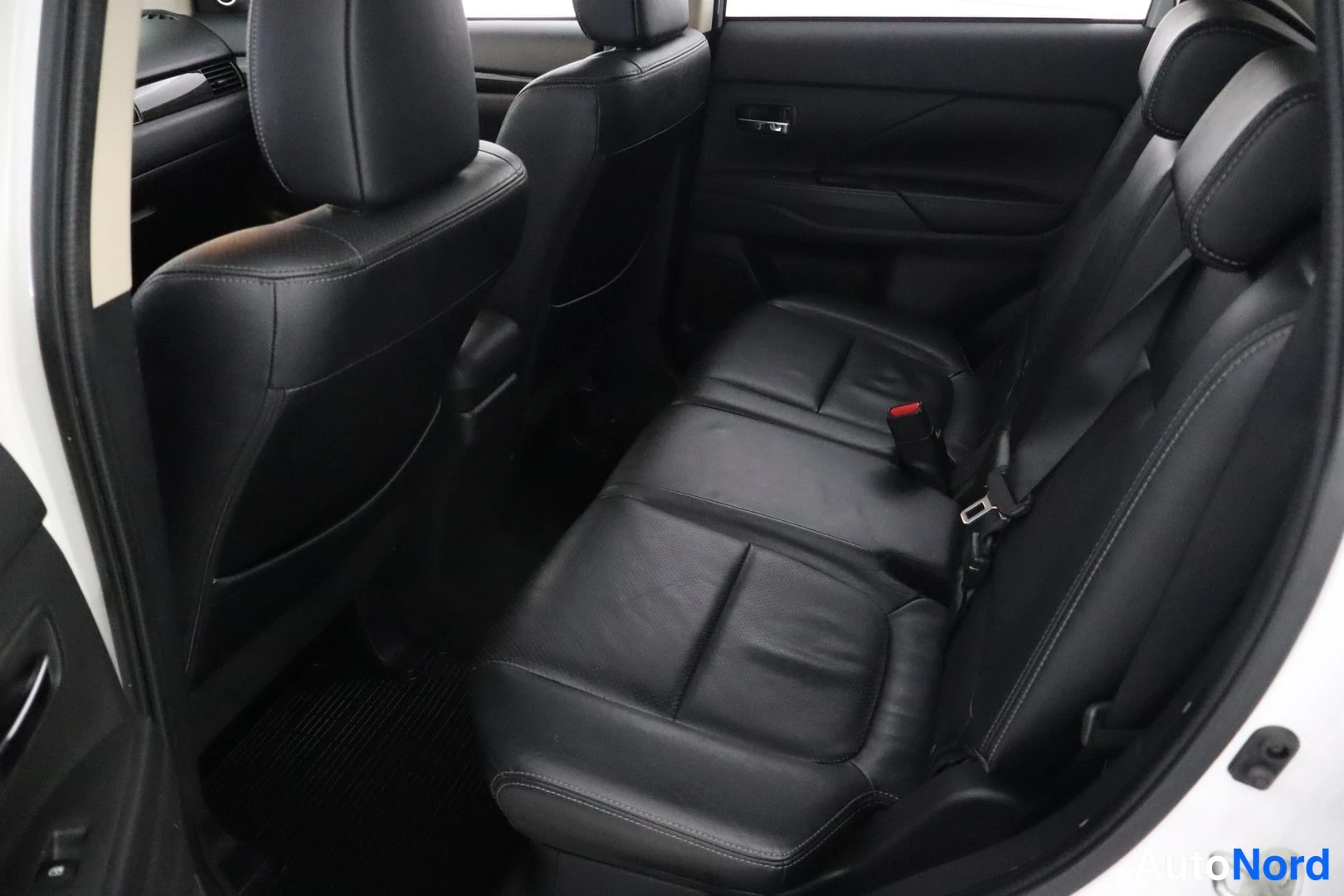 Valkoinen Mitsubishi Outlander 2016, takaistuimet, kuva 12