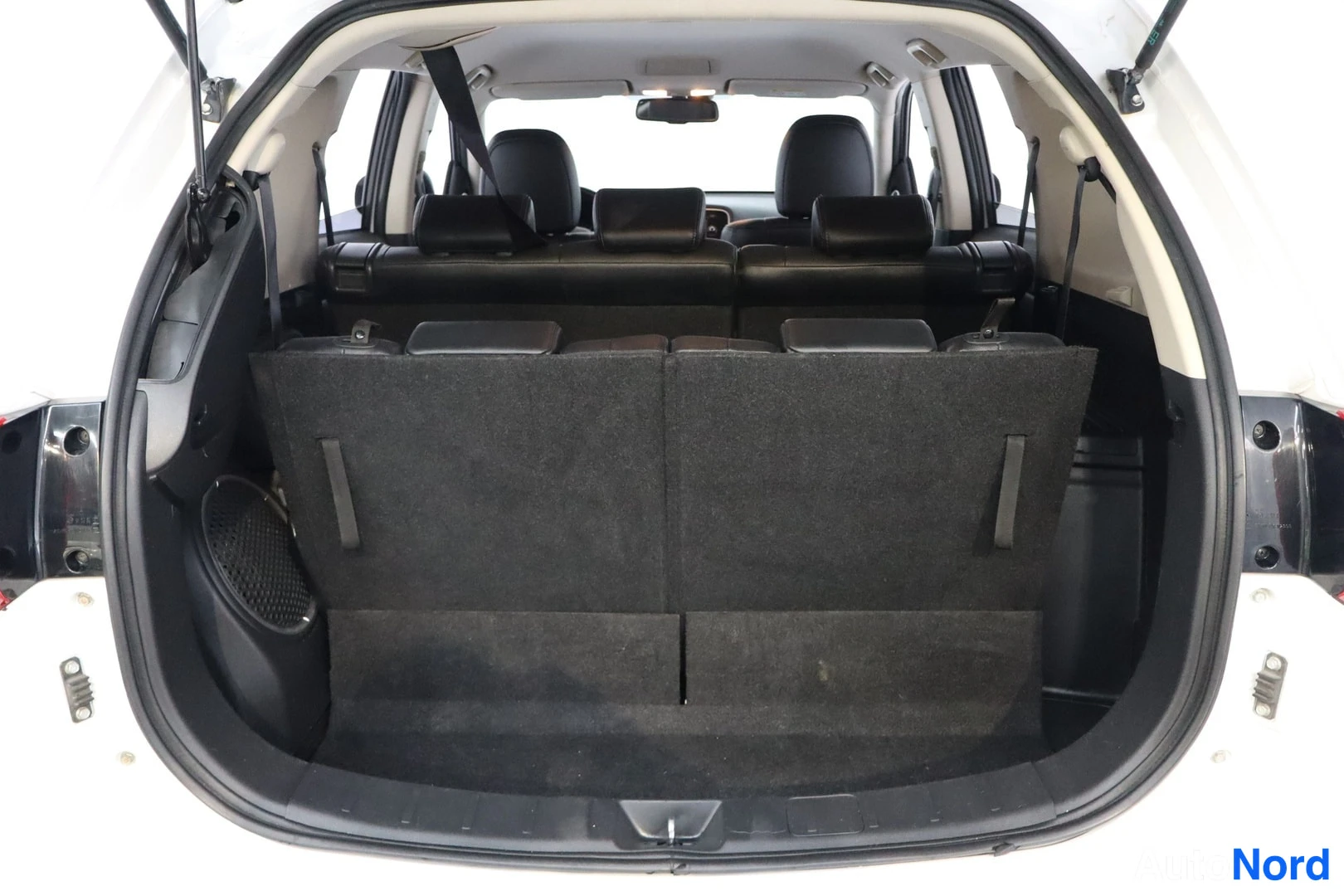 Valkoinen Mitsubishi Outlander 2016, tavaratila, kuva 14