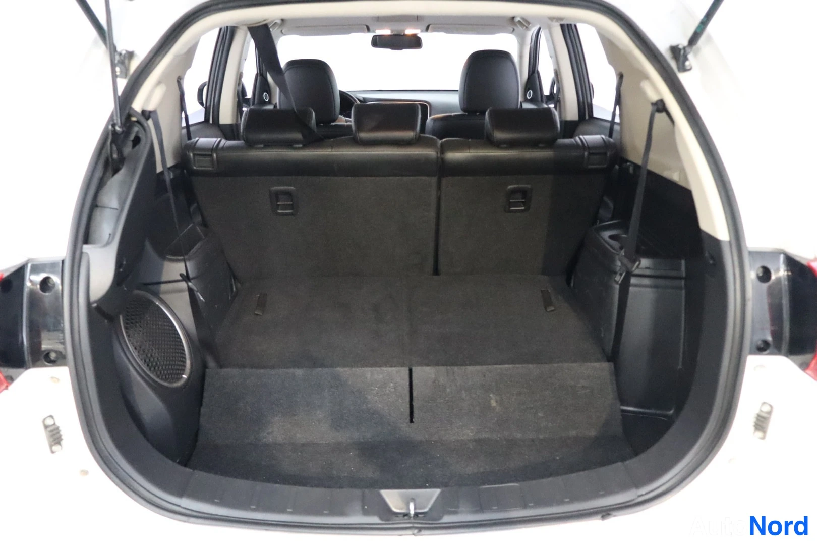 Valkoinen Mitsubishi Outlander 2016, tavaratila, kuva 15