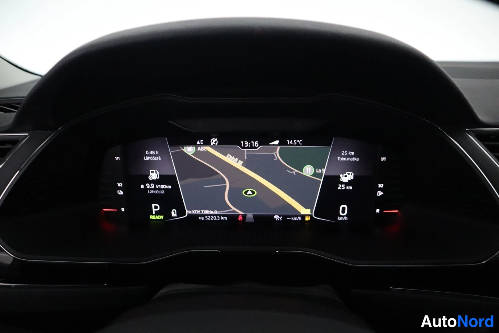 Yksityiskohta: Skoda Superb 2020 digitaalinen mittaristo navigointikartalla ja Suomenkielisillä tiedoilla, kuten 25 km Toim.matka ja 0 km/h