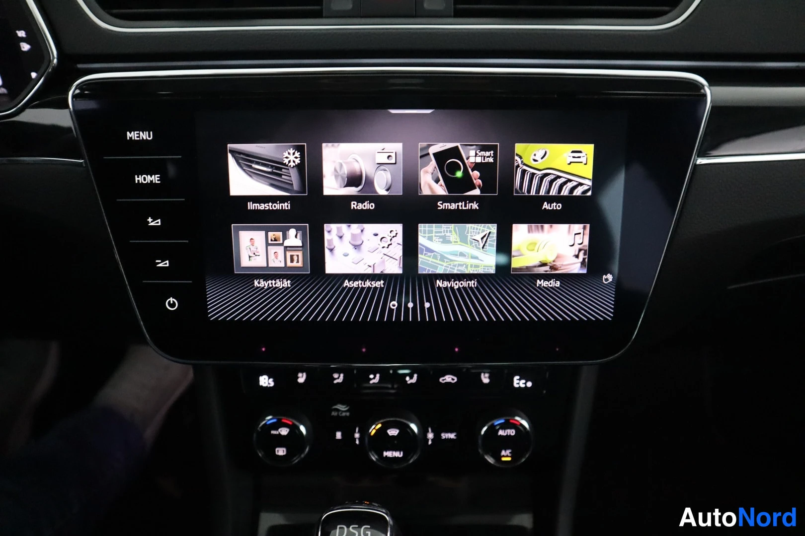 Muu: Auton infotainment-näytön päävalikko kuvakkeineen: Ilmastointi, Radio, SmartLink, Auto, Käyttäjät, Asetukset, Navigointi ja Media. Alla automatic DSG -vaihteenv