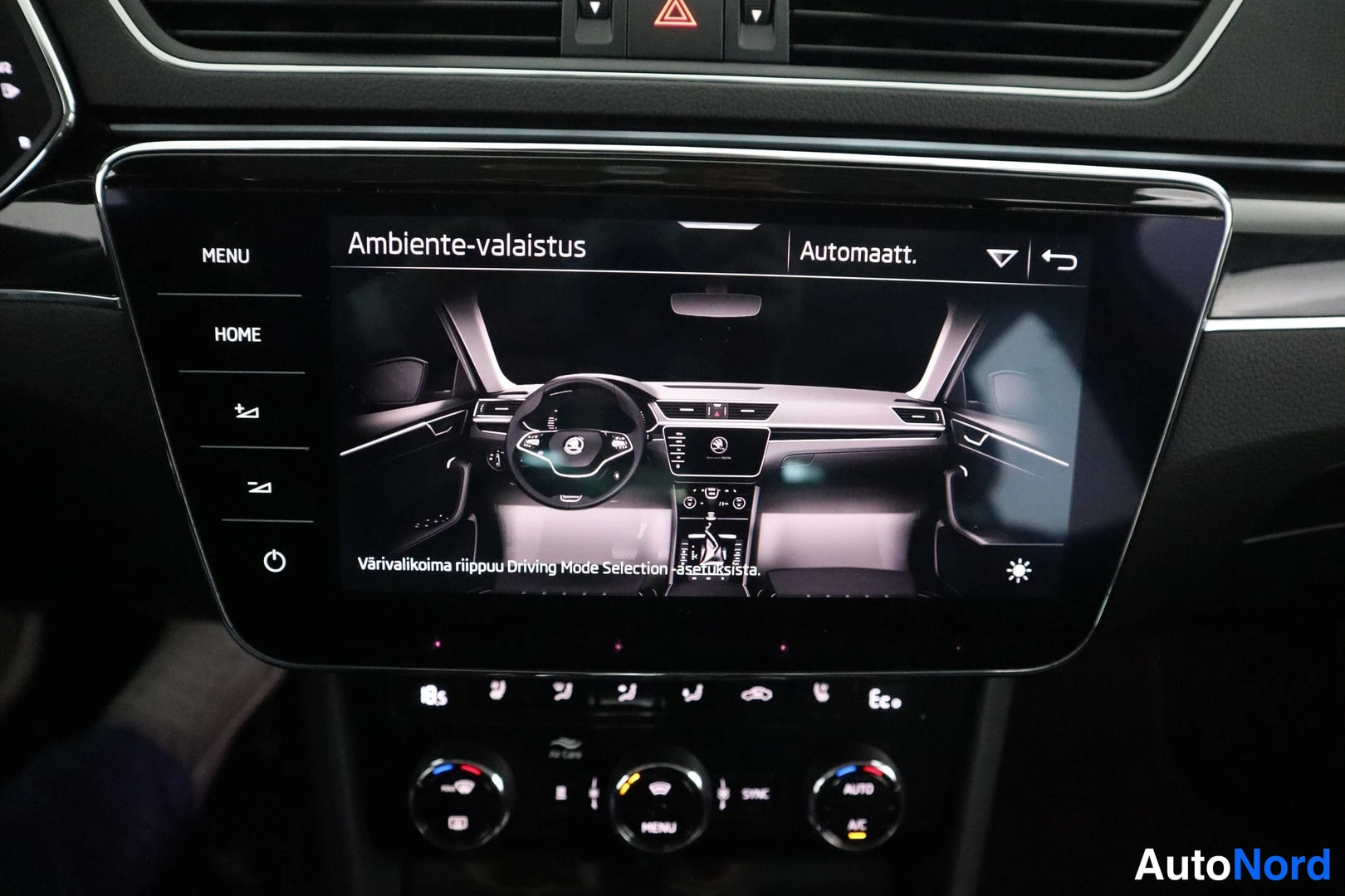 Muu: Auton infotainment-näyttö Ambiente-valaistus -valikossa, 'Automaatt.' valittuna, ruudussa auton sisätilojen visualisointi.