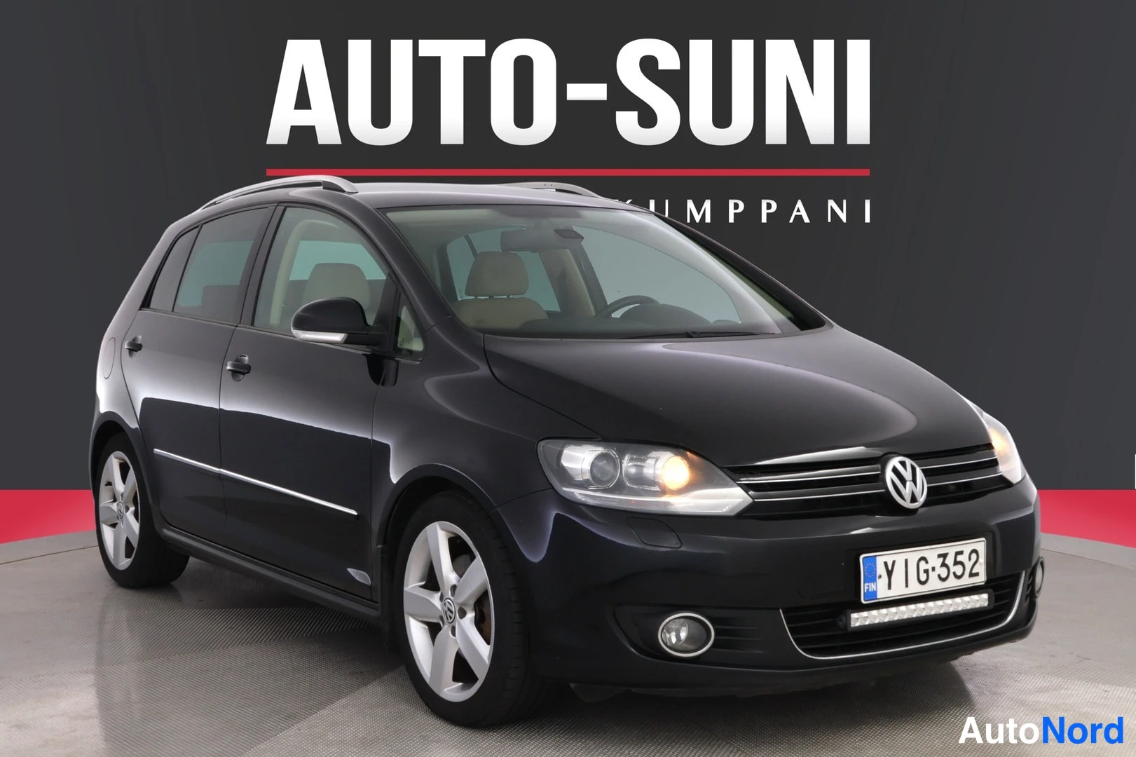 Etuviisto, nokka oikealle: Volkswagen Golf Plus, tummansininen, etukulmasta oikealta
