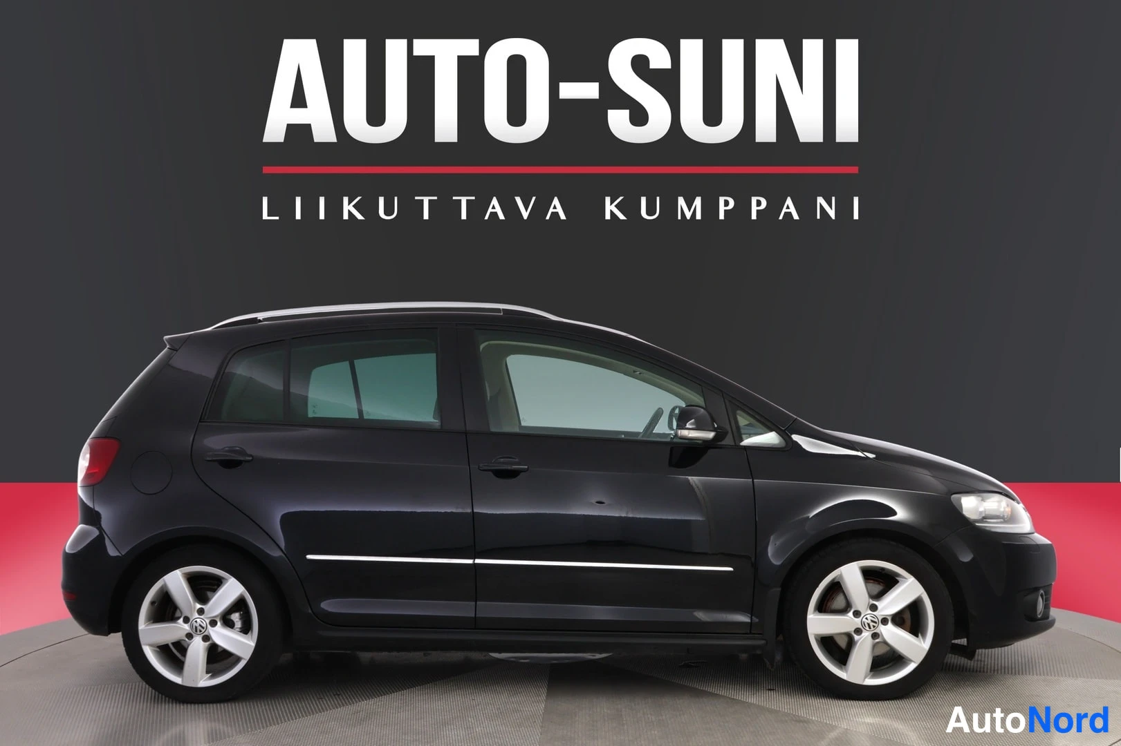 Sivulta: Auton sivuprofiili, tumma Volkswagen Golf Plus -pikkuauto valokuvastudion pyörivätävällä lavalla.
