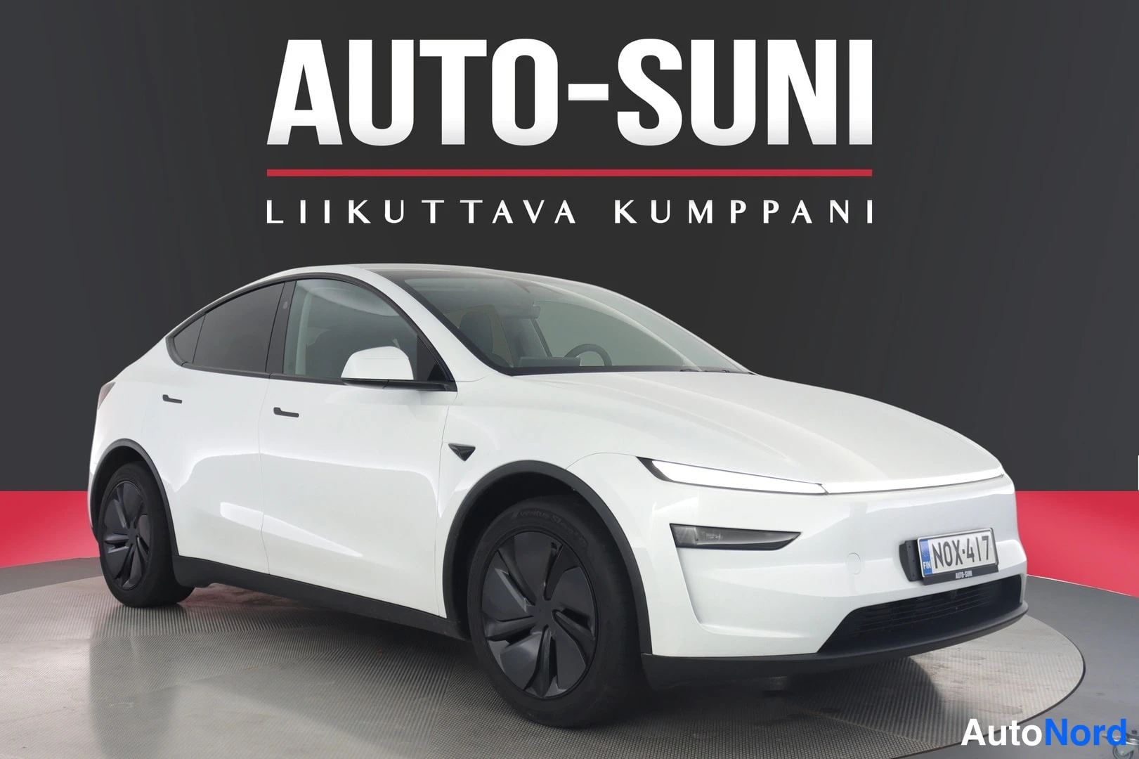 Etuviisto, nokka oikealle: Tesla Model Y, valkoinen, etunurkka oikealta, rekisterikilpi