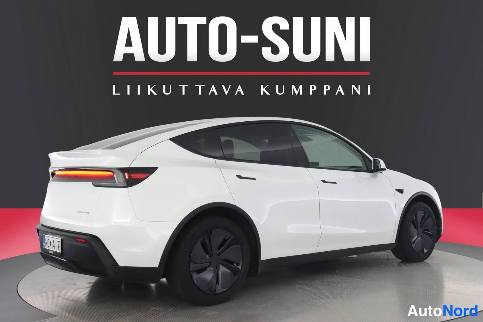 Takaviisto: Tesla Model Y, valkoinen, takanurkka vasemmalta