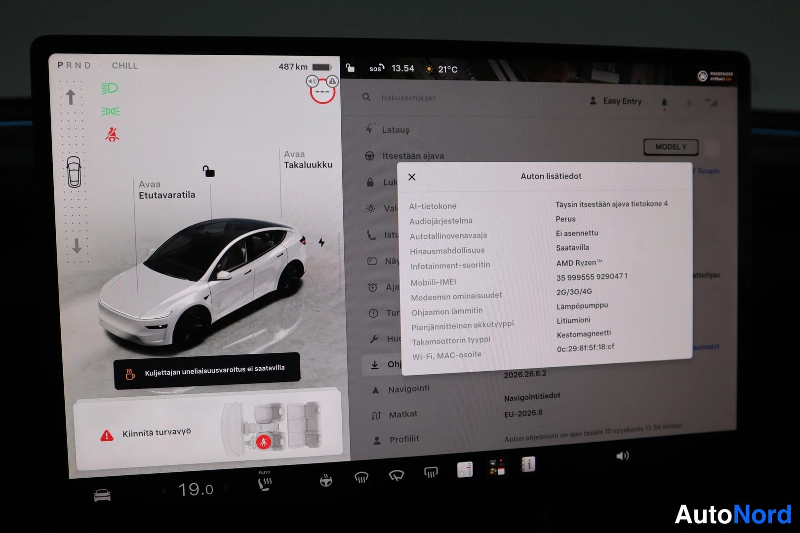 Muu: Tesla Model Y:n keskellä ruutu näyttää auton lisätietoja: täysi itsestään ajava tietokone 4, hinaausmahdollisuus saatavilla, VIN 35 999555 9299047 1, lämpöpumpp