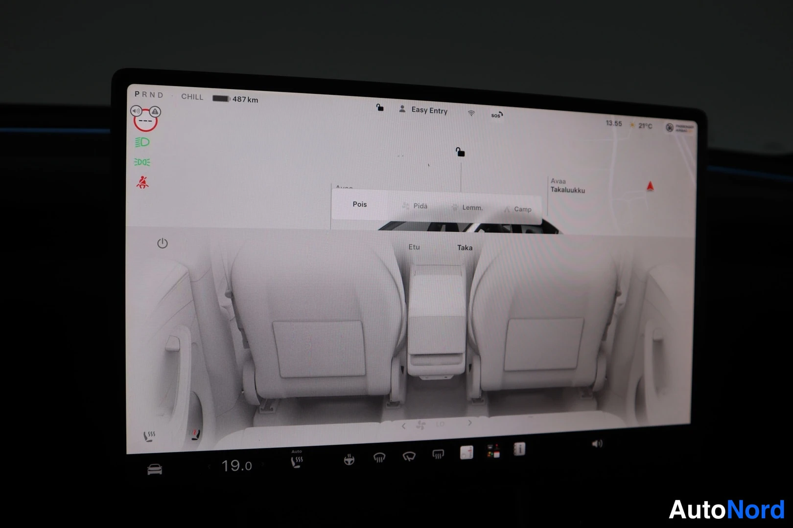 Muu: Tesla Model Y:n näytön ilmastointinäkymä takaistuimille, valikolla Pois, Pida, Lemm. ja Camp. Ruudussa takapenkkiin suunnatut tuulisuuttimet.