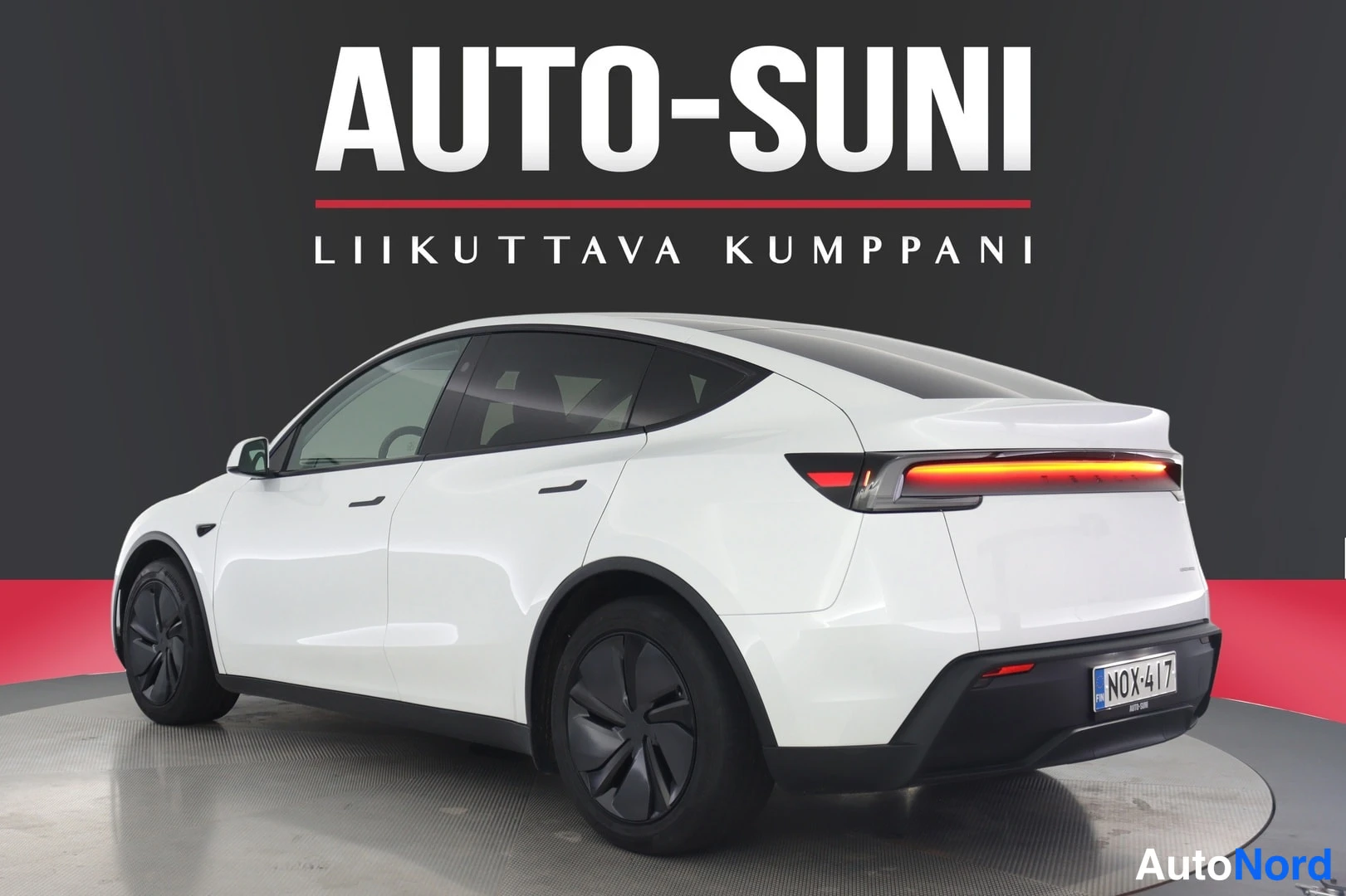 Takaviisto: Tesla Model Y, valkoinen, takanurkka oikealta