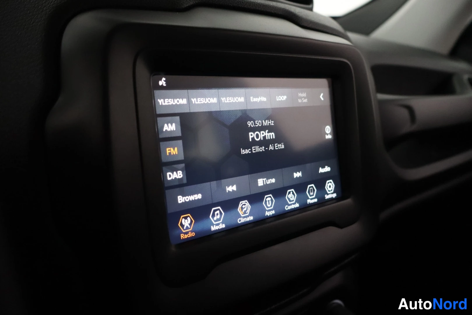 Muu: Keskiyksikön näyttö radiokanavalla 90.50 MHz POPfm, valikot AM, FM, DAB, Media, Climate, Apps, Controls, Phone, Settings.