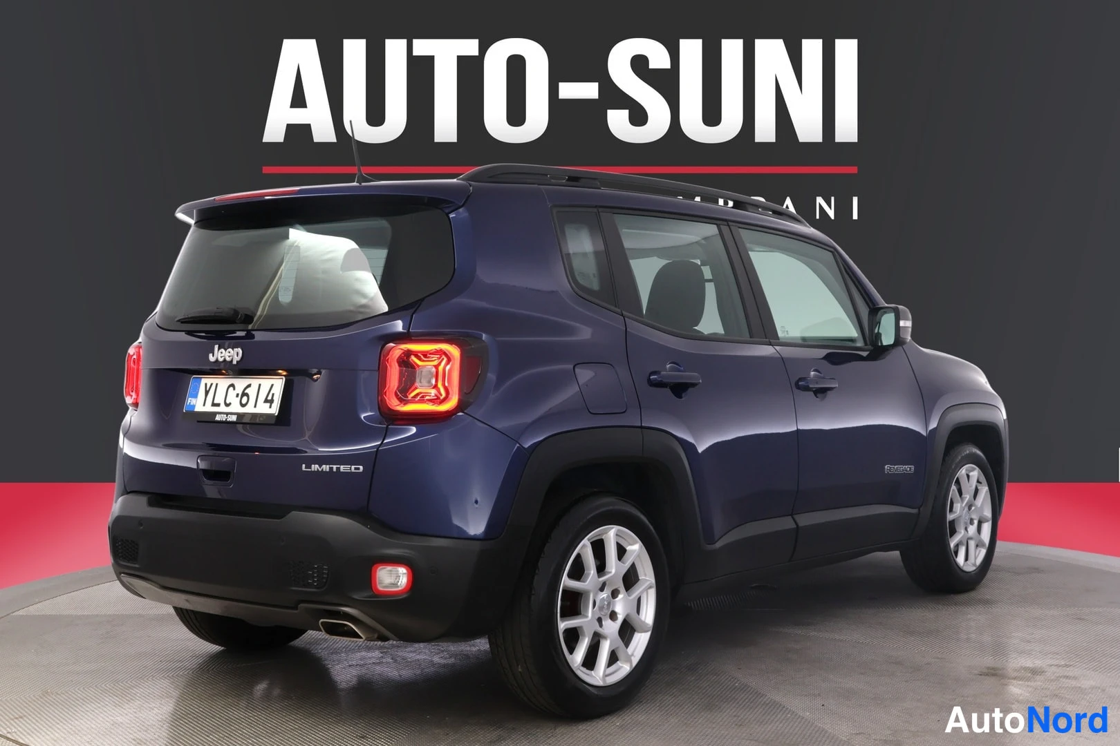 Takaviisto: Sininen Jeep Renegade takaa oikealta kolmanneksesta, rekisteritunnus ja Limited-merkintä takaluukussa.